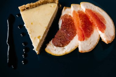 greyfurt dilim plaka üzerinde leziz Cheesecake