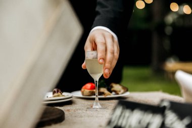 şarap düğün Resepsiyon masasında olan adam