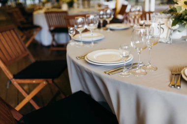 güzel düğün günü masa dekorasyonu