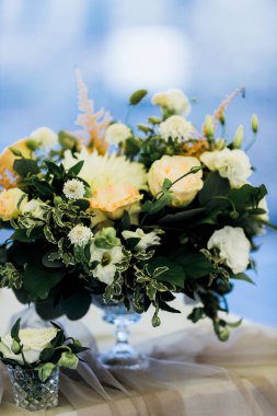 güzel düğün günü dekorasyon çiçekler ile tablo
