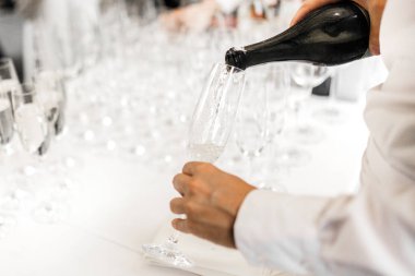  Düğünde dökme şampanya adamım, yakın çekim