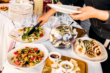 Masada düğün resepsiyonunda aperatifler. Kişi alma salata