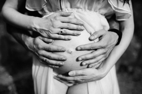 Unga Gravid Kvinna Och Man Parken Närbild — Stockfoto