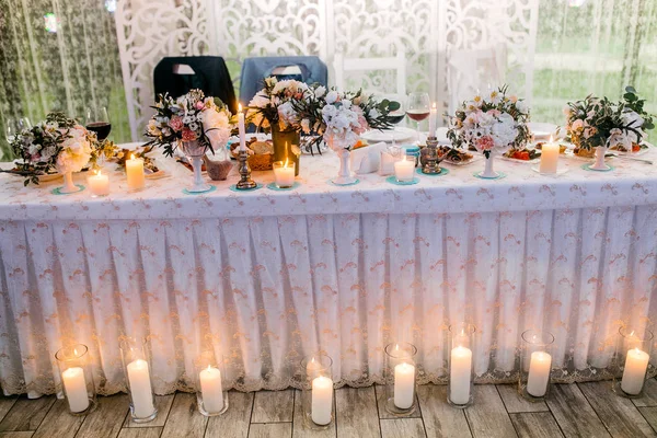 Красиве Весілля День Стіл Прикраси Квітами Свічками — стокове фото