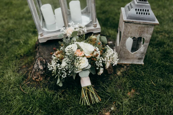 Schöne Dekoration Des Hochzeitstages Mit Blumen — Stockfoto