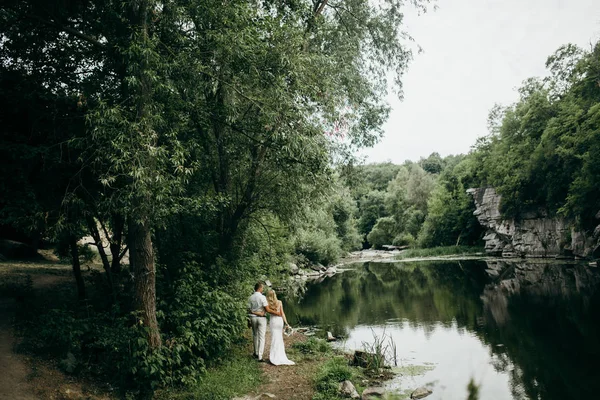 Gölün Yanında Yeni Evli Genç Çift — Stok fotoğraf