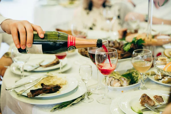 Homem Derramando Champanhe Vidro Recepção Casamento Mesa — Fotografia de Stock