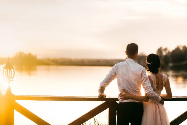 Jovem Casal Recém Casados Por Lago — Fotografia de Stock