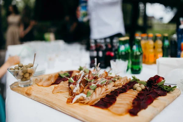 Açık büfe bir tabloda, lezzetli jambon yakın çekim