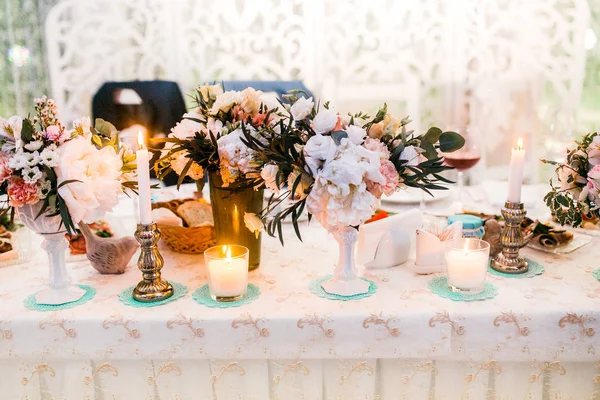 Vackert Bröllop Dag Bordsdekoration Med Blommor Och Ljus — Stockfoto