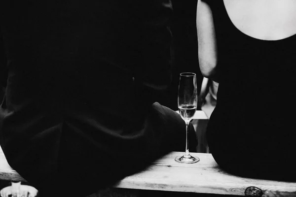 Άνδρας Και Γυναίκα Κάθεται Ποτήρι Κρασί Στον Πάγκο — Φωτογραφία Αρχείου