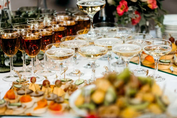 Diferentes Bebidas Verão Lanches Mesa Close — Fotografia de Stock