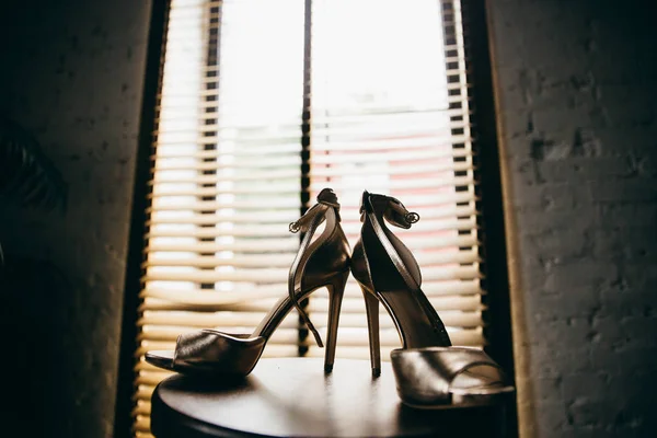 Modne Kobiece Buty Ślubne Pobliżu Okna — Zdjęcie stockowe