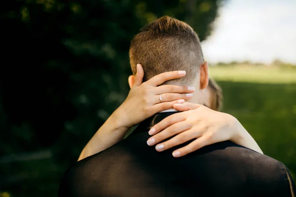 Mooi Jong Paar Zoenen Buiten — Stockfoto