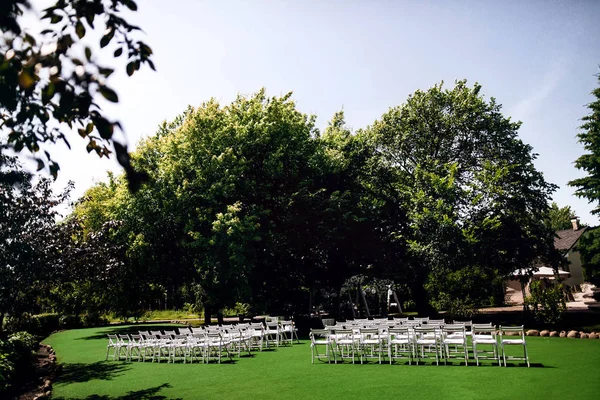 Cadeiras Brancas Para Cerimônia Casamento Livre — Fotografia de Stock