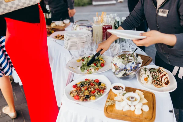 Leckere Snacks Beim Hochzeitsempfang Auf Dem Tisch — Stockfoto