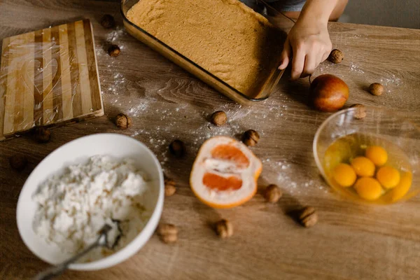 Ingredientes Para Bolo Queijo Assar Mulher — Fotografia de Stock