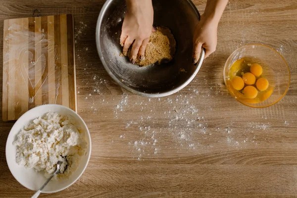 Mulher Cozinhar Bolo Queijo Mesa Madeira — Fotografia de Stock