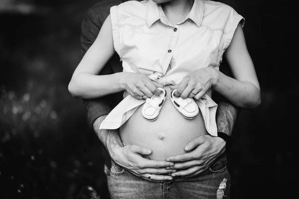 Молодая Беременная Женщина Мужчина Парке Закрыть — стоковое фото