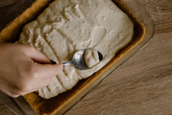 Frau Kocht Käsekuchen Hause Aus Nächster Nähe — Stockfoto