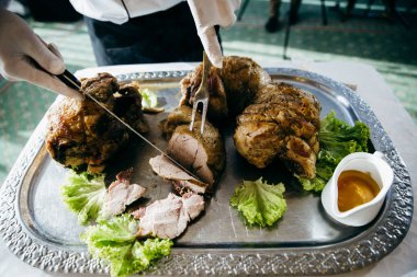 Garson kesim et düğün Resepsiyon masasında