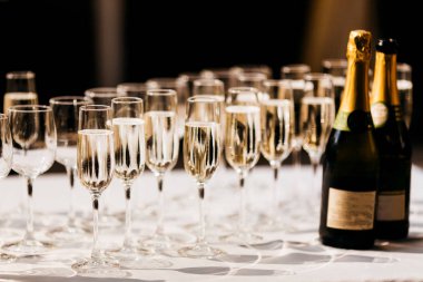  Bardak şampanya düğünde, yakın çekim