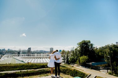 güzel genç bir çift açık havada