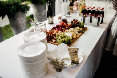 güzel düğün günü tablo kümesi, içecekler ve aperatifler masada