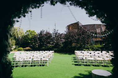 Düğün töreni açık havada beyaz sandalyeleri