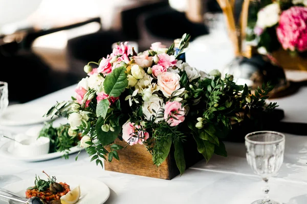 Belle Décoration Table Jour Mariage Avec Des Fleurs — Photo