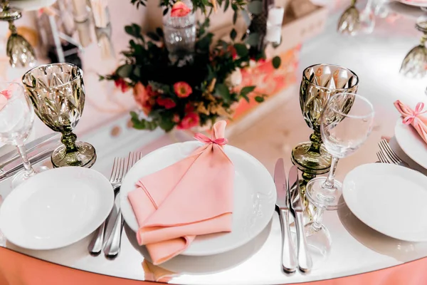 美丽的婚礼日桌装饰用花 — 图库照片