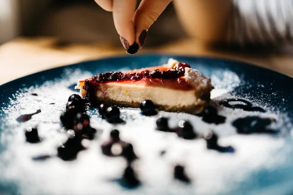 Mulher Fazendo Cheesecake Com Mousse Mirtilo Bagas — Fotografia de Stock