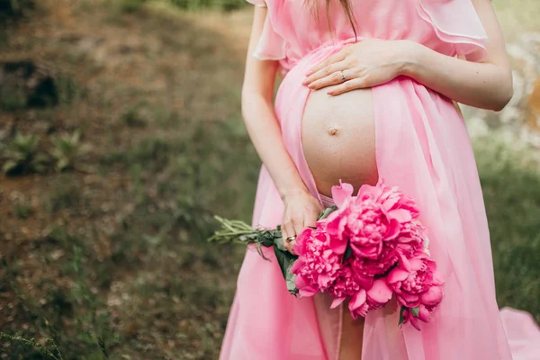 Jeune Femme Enceinte Dans Parc Gros Plan — Photo