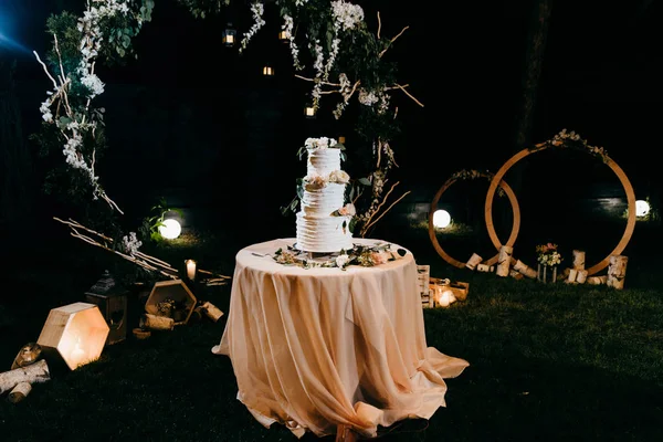 Schöne Hochzeitstorte Mit Dekoration Auf Dem Tisch — Stockfoto