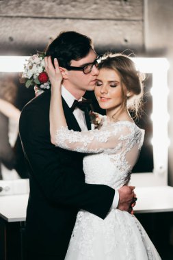 mutlu genç güzel çift kucaklayan 