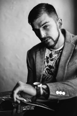 yakışıklı adam moda Studio'da poz