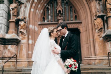 mutlu genç güzel çift Katedrali tarafından öpüşme 