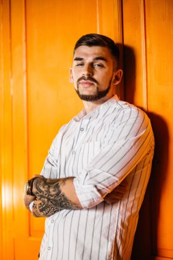 yakışıklı delikanlı kapı arka plan üzerinde poz