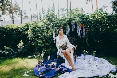 Bahçe içinde sabahları güzel gelin 