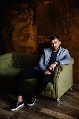 Antrenöre oturan genç yakışıklı adam