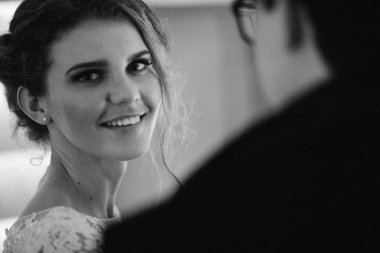 mutlu genç güzel çift poz