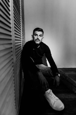 katta oturan genç yakışıklı adam 