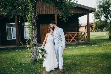 mutlu çift kucaklayan genç yeni evliler