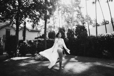 Bahçe içinde sabahları güzel gelin 