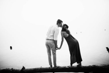 Mutlu güzel genç çift açık havada öpüşme