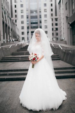 mutlu genç güzel gelin buketi ile