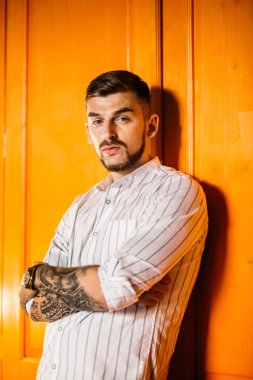 yakışıklı delikanlı kapı arka plan üzerinde poz