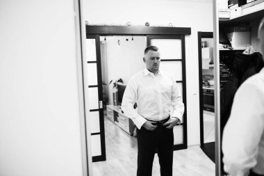 yakışıklı delikanlı giyiniyor