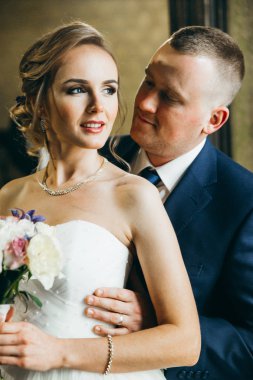 genç güzel çift kapalı poz