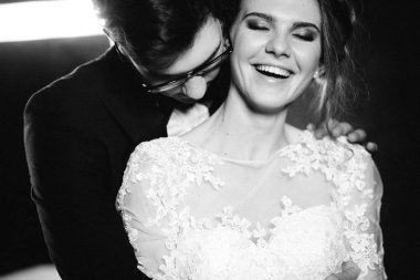 mutlu genç güzel çift poz 